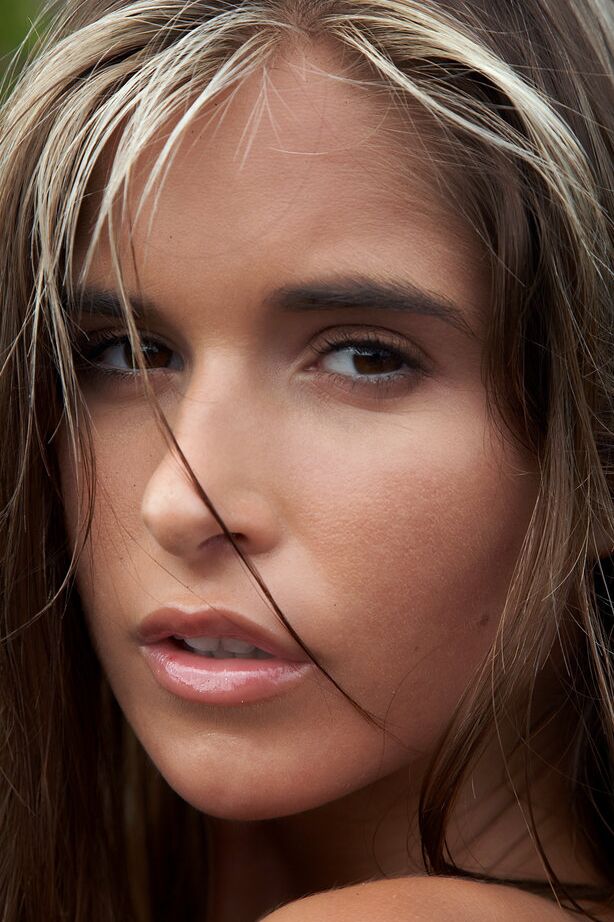 16P Adolescente solo Nessa modela totalmente nua em um riacho raso