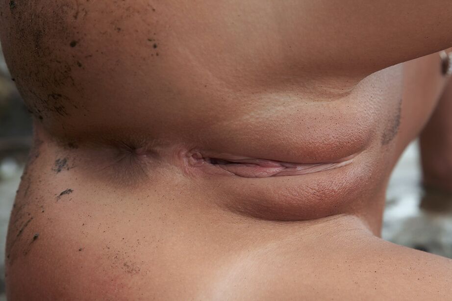 16P Adolescente solo Nessa modela totalmente nua em um riacho raso