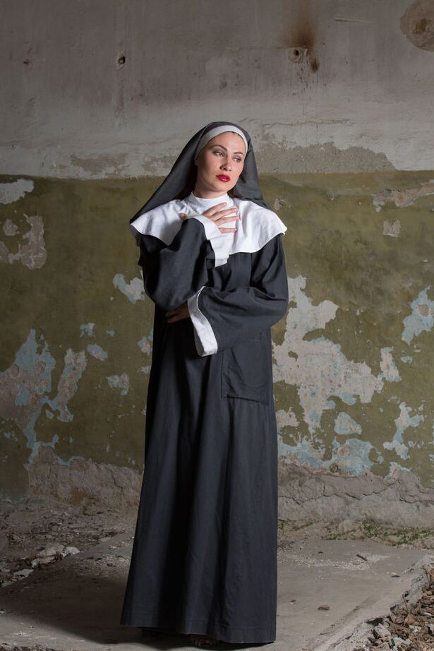 16P Die 18-jährige Nonne Judith Able zieht ihre Kleidung aus, um nackt zu modeln