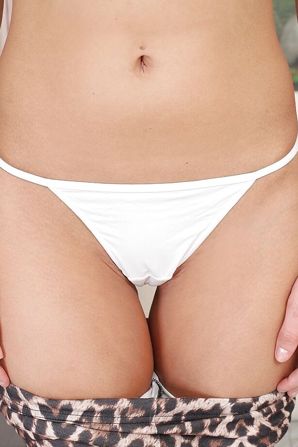 16P La deslumbrante jovencita Malia adora hacer primeros planos muy íntimos