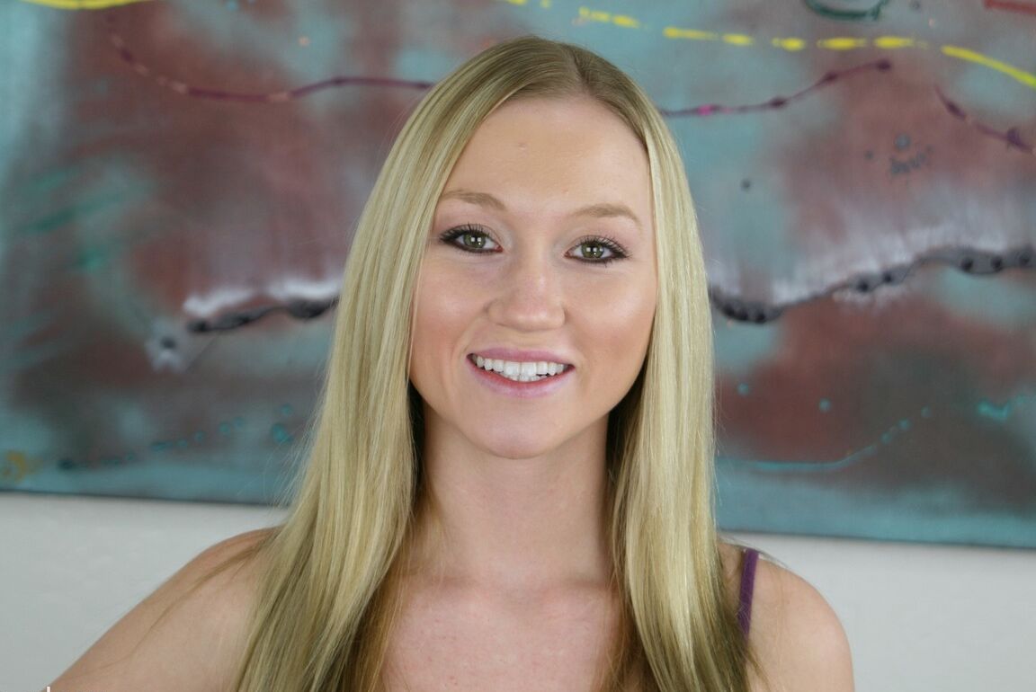 17P Blonde Hottie Madison Scott zeigt ihre großen falschen Titten, während sie ihre kahle Möse fingert