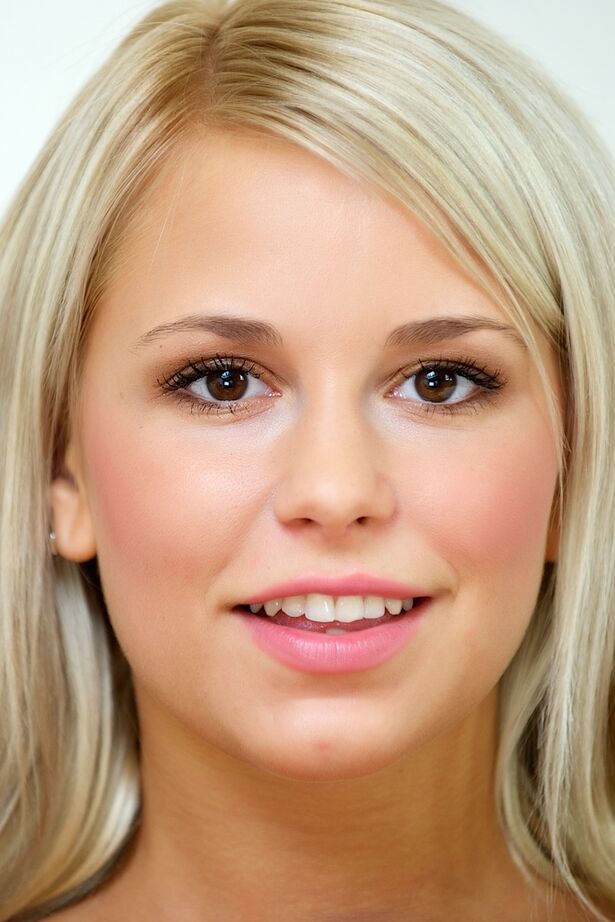 16P Menina adolescente sexy dá prazer à sua buceta rosa com um vibrador