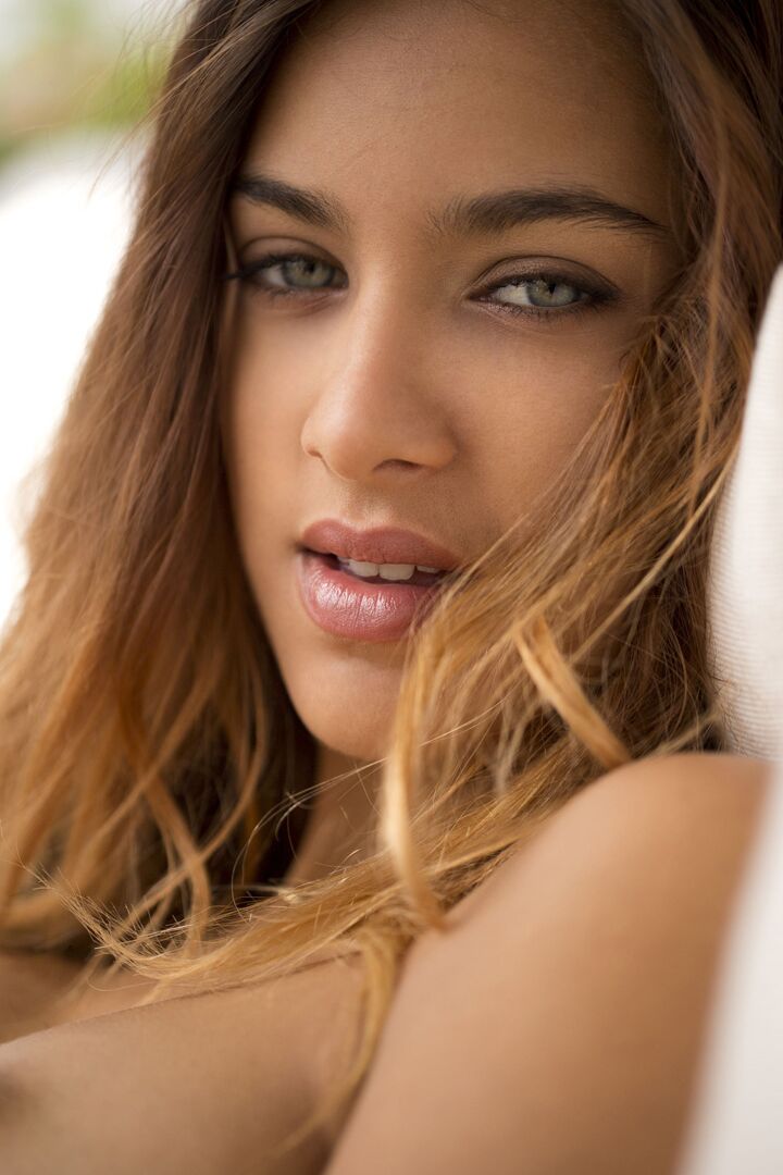 15P A linda adolescente Uma Jolie fica totalmente nua de maneira casual