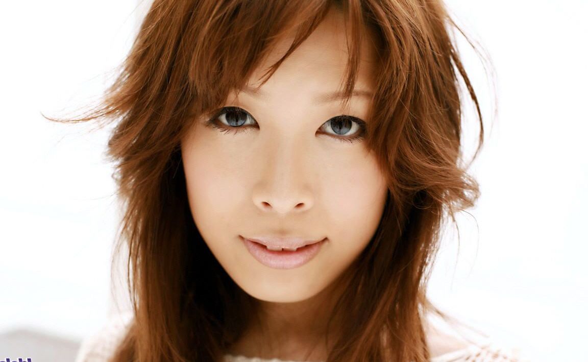 16P Linda garota japonesa Shizuku Natsukawa revela seus peitos e bunda lindos