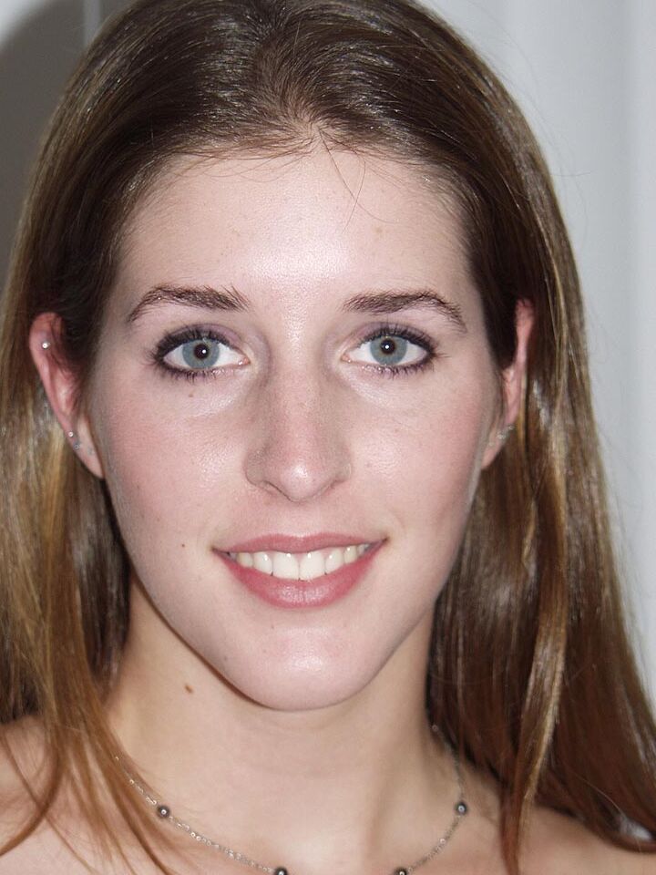 16P A adolescente esbelta Haley usa um vibrador em seu braço durante sua estreia nua