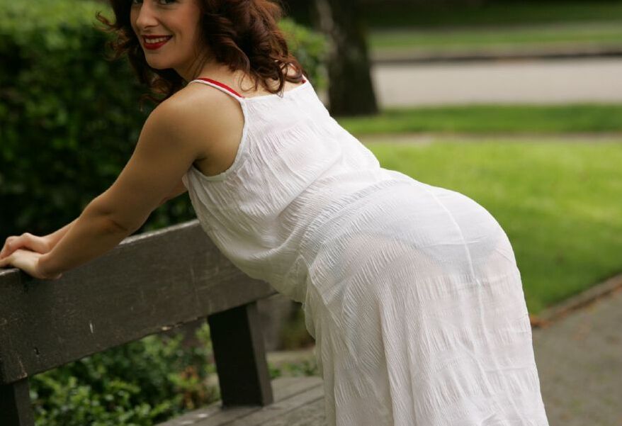 12P Gata madura sexy em meias tirando o vestido ao ar livre