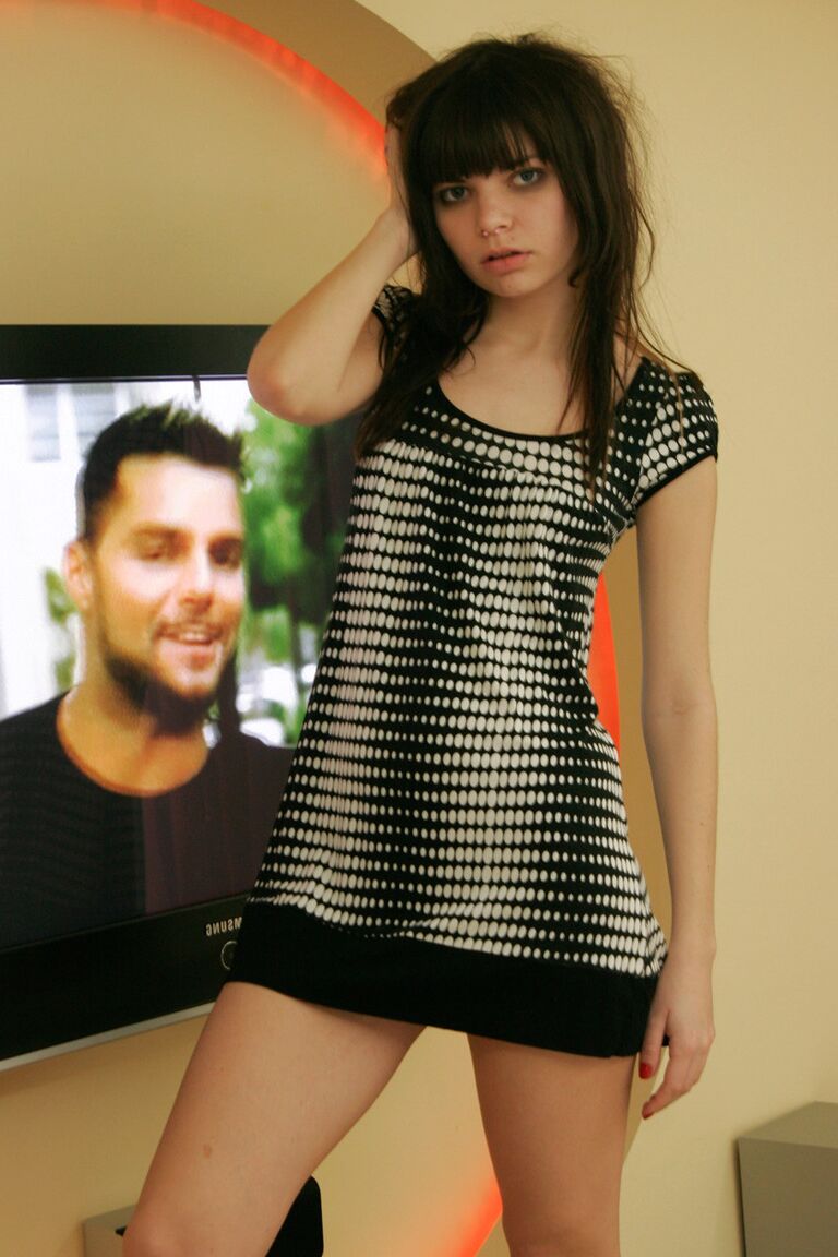 15P Jovem solo Kaira 18 fica totalmente nua na frente de uma televisão