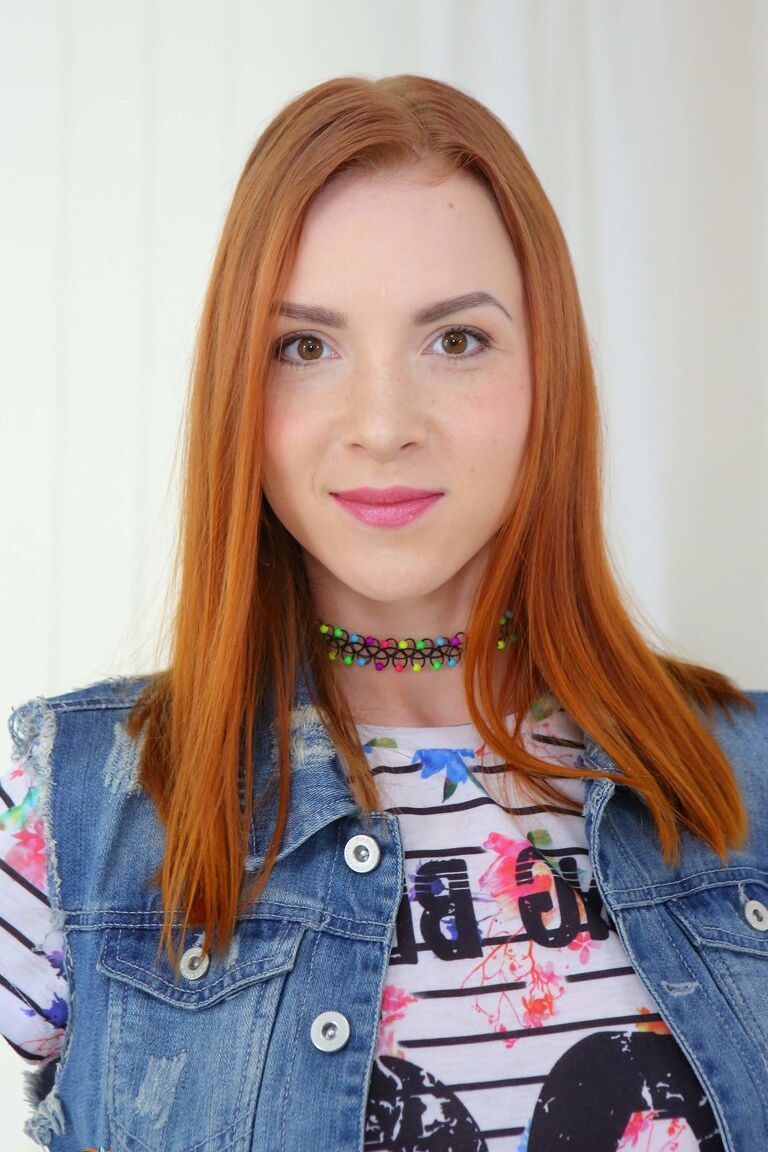 21P A adolescente ruiva bonita Brianna cavalga um pau grande