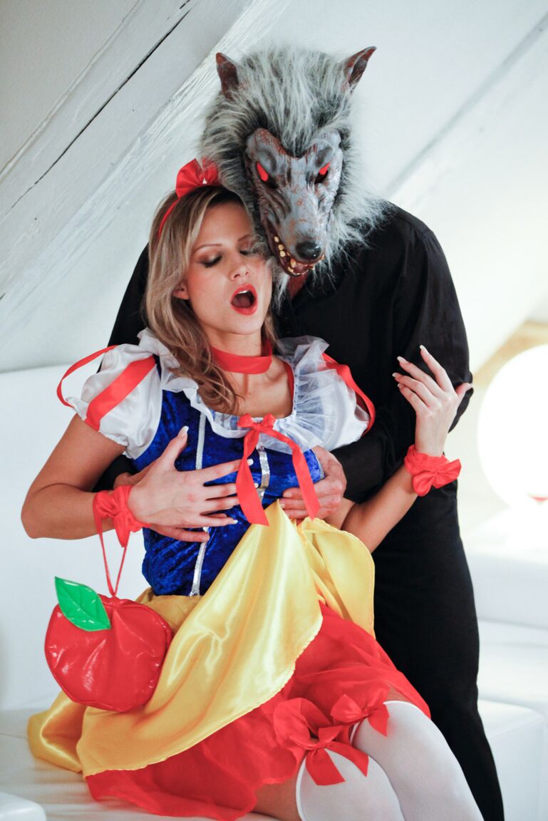 12P A loira Samantha Jolie usa traje de cosplay durante anal com um homem mascarado