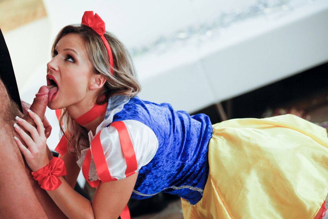 12P A loira Samantha Jolie usa traje de cosplay durante anal com um homem mascarado
