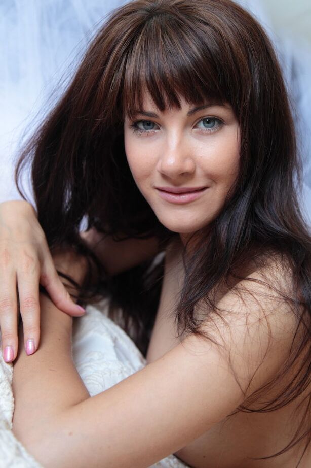 18P La douce jeune Lauren Crist en culotte blanche montrant ses orteils sexy.