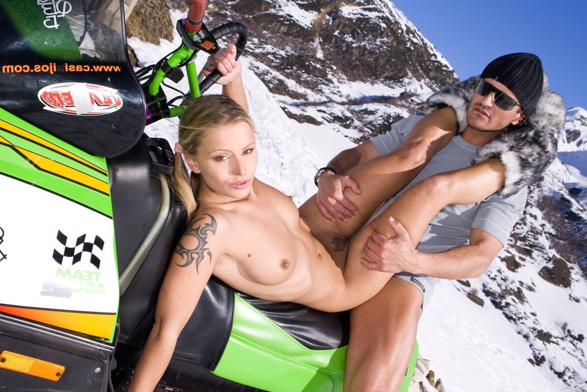 16P Checa MILF Liliane Tiger fazendo sexo anal violento em uma scooter de neve