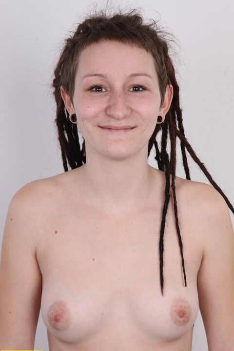 20P Chica amateur con rastas muestra su coño en la pista de aterrizaje después de desnudarse