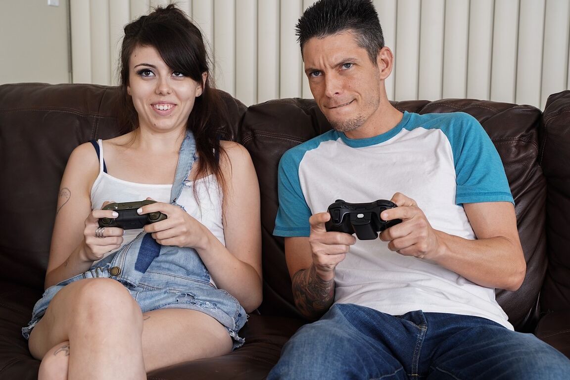 18P Gamer Becca Pierce cavalga o pau do cara depois de uma troca de sexo oral