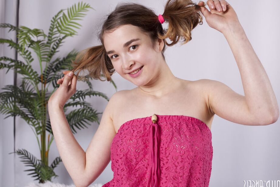 20P La linda jovencita Angelica se tira de sus coletas antes de desnudarse