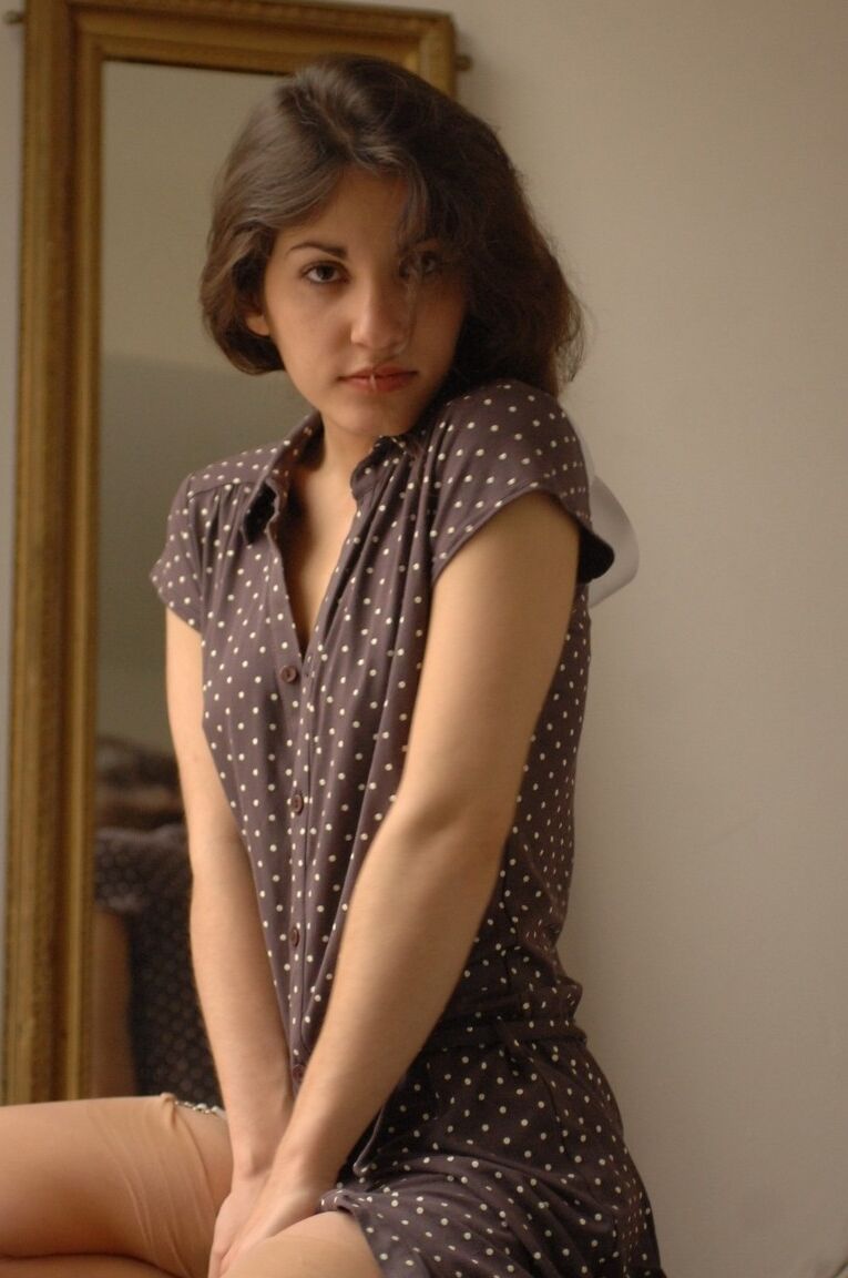 12P La joven y caliente Steffi se quita el vestido corto y la faja mostrando sus diminutas tetas