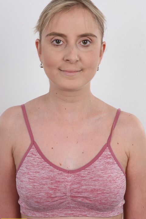 20P Garota amadora com cabelo loiro curto abre um sorriso depois de ficar totalmente nua