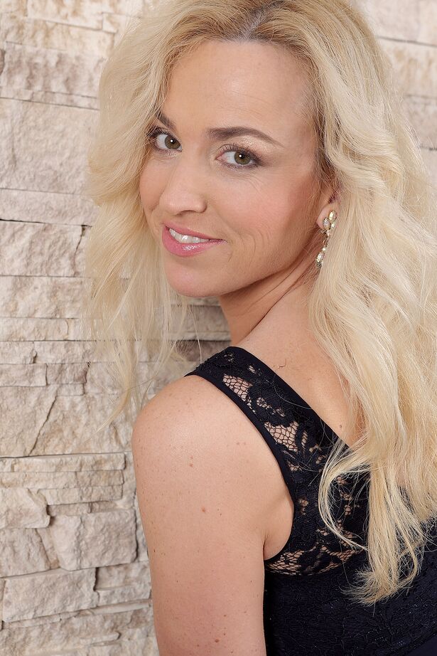 16P Hot MILF Eve Valentine mostra calcinha transparente antes do close da buceta nua