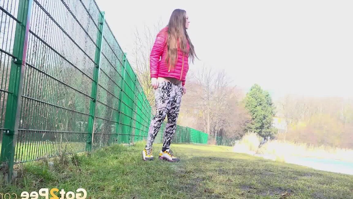 15P ソロ少女ヴァレンティーナ・ロスが水辺を散歩しながら小便をするためにしゃがむ