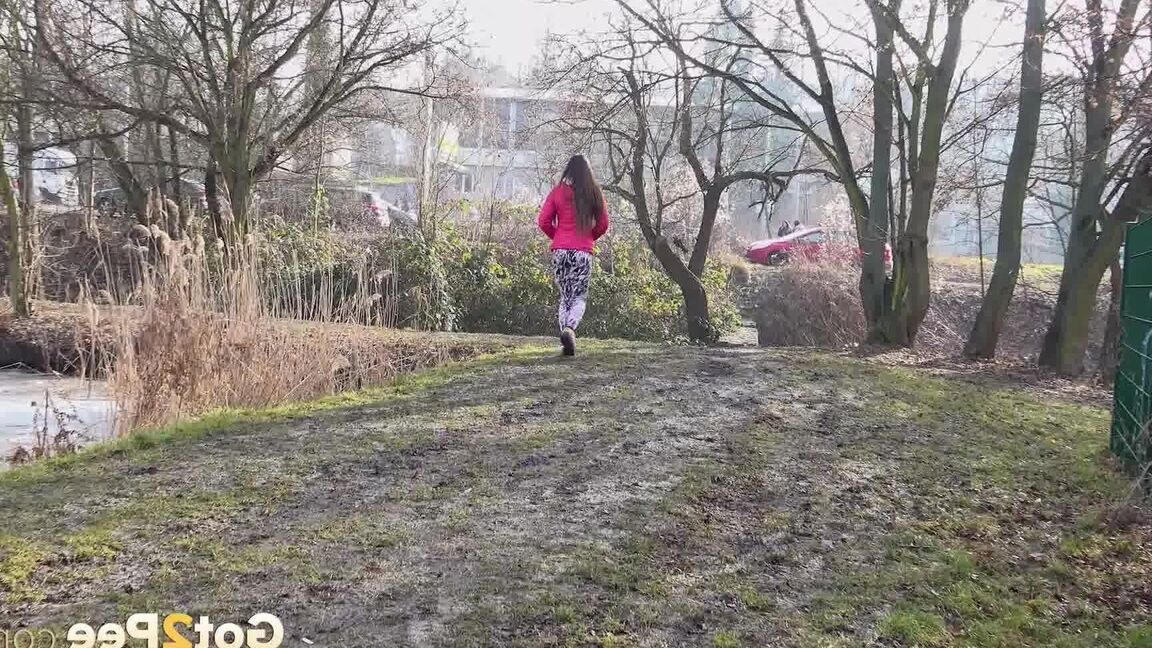 15P ソロ少女ヴァレンティーナ・ロスが水辺を散歩しながら小便をするためにしゃがむ
