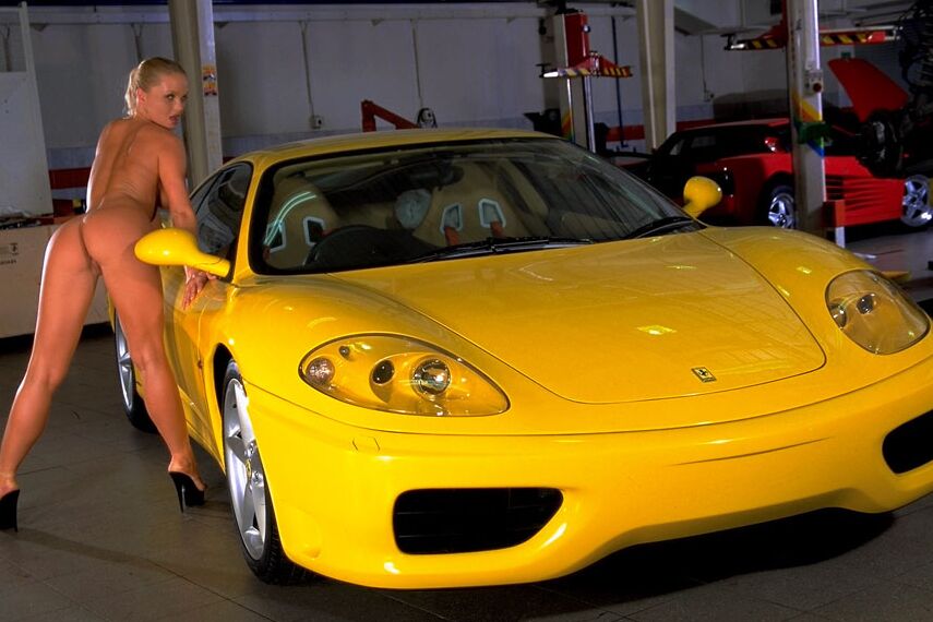 15P A garimpeira Silvia Saint dedilha sua boceta enquanto posa ao lado de um carro esporte