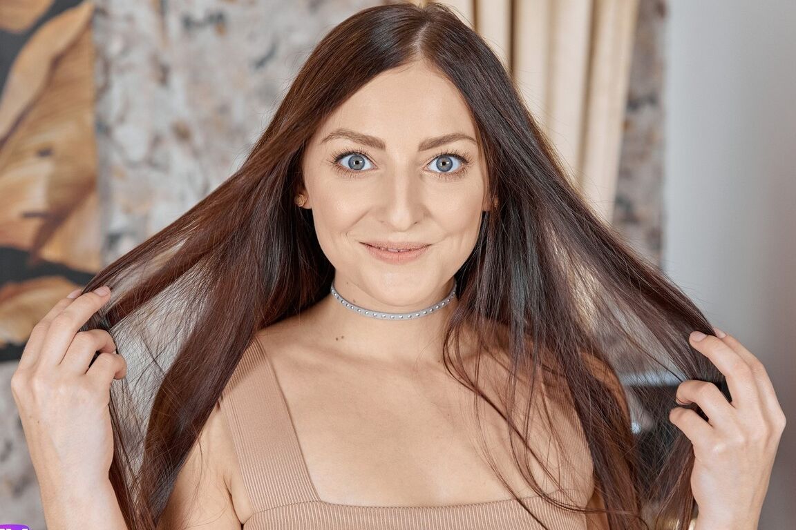 16P Die junge Neulingin Katy Rose fingert ihre Muschi und spielt dabei mit ihren langen Haaren