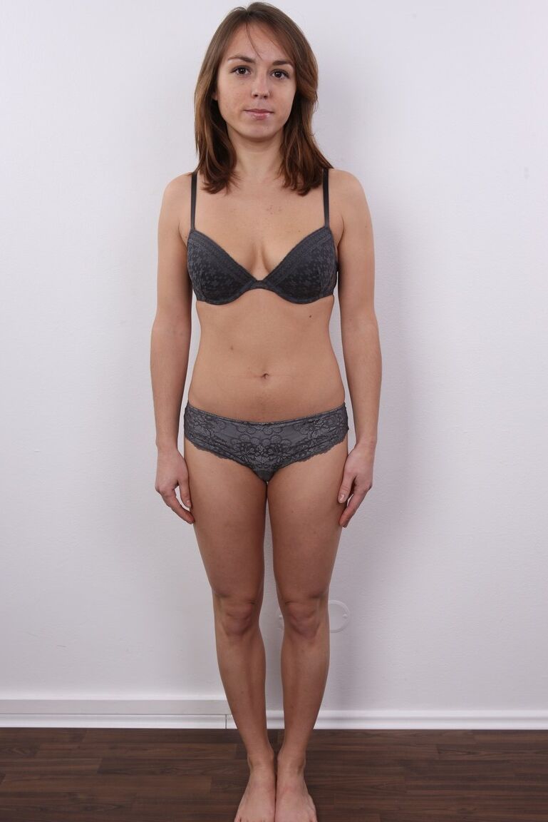 15P Amateur girl Julie goes from fully clothed to standing naked just like that
