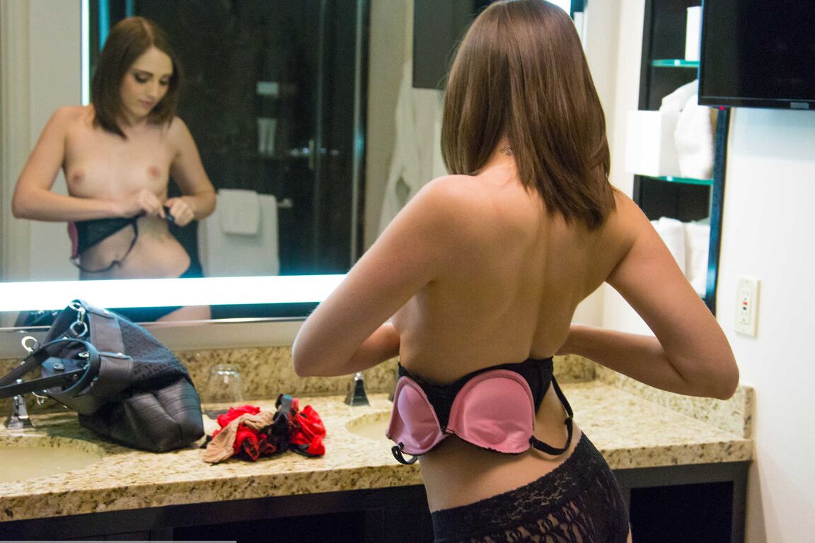 18P La encantadora escort Nickey Huntsman se desnuda en lencería y se frota su delicioso coño