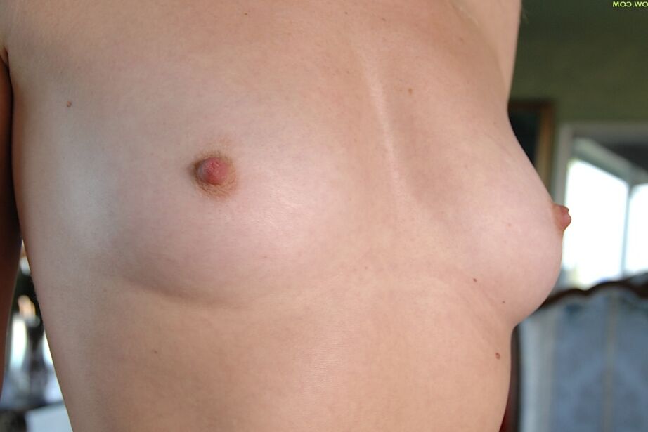 16P 最も甘い成熟した熟女シャキーラが大きなお尻と硬い乳首を脱ぐ
