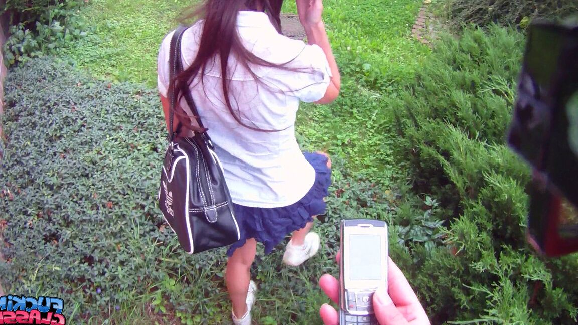 12P A menina pequena Amanda faz sexo no mato por algum dinheiro extremamente necessário