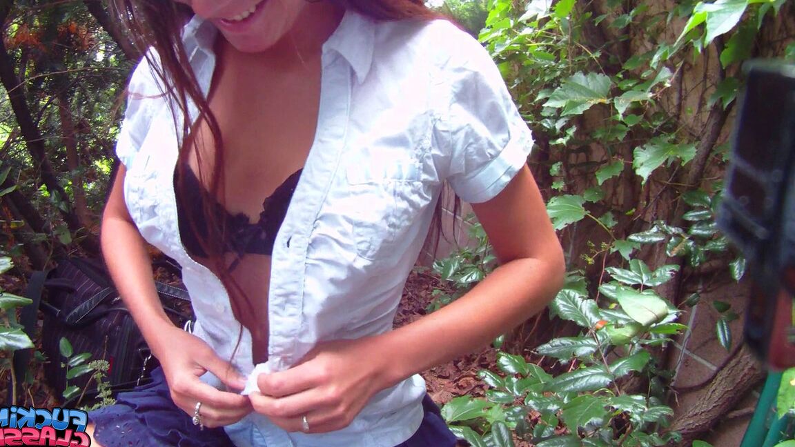 12P A menina pequena Amanda faz sexo no mato por algum dinheiro extremamente necessário