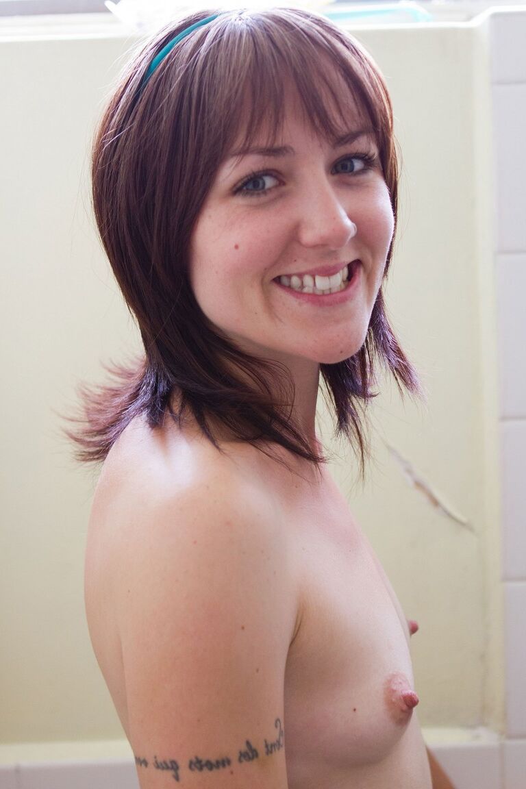 17P La linda morena Keilyn de pequeños pechos naturales muestra su culo caliente en la bañera