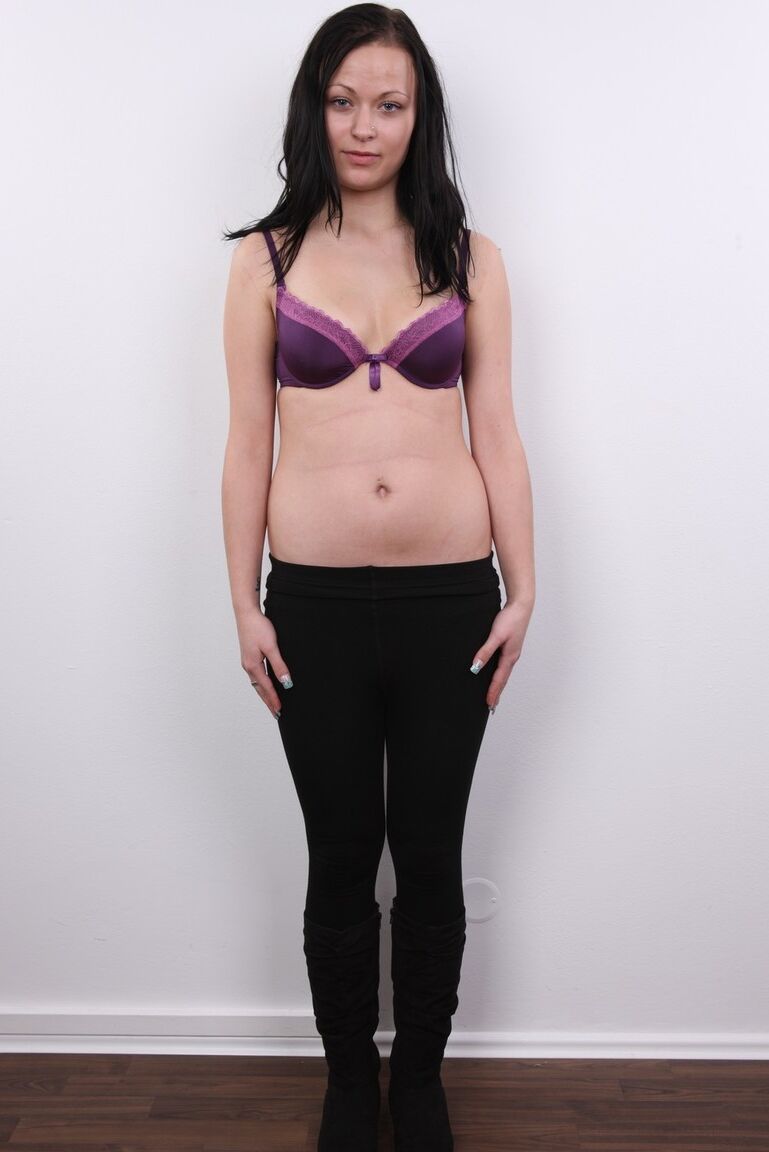 20P A adolescente morena Nikola lentamente tira a roupa para suas primeiras poses nuas