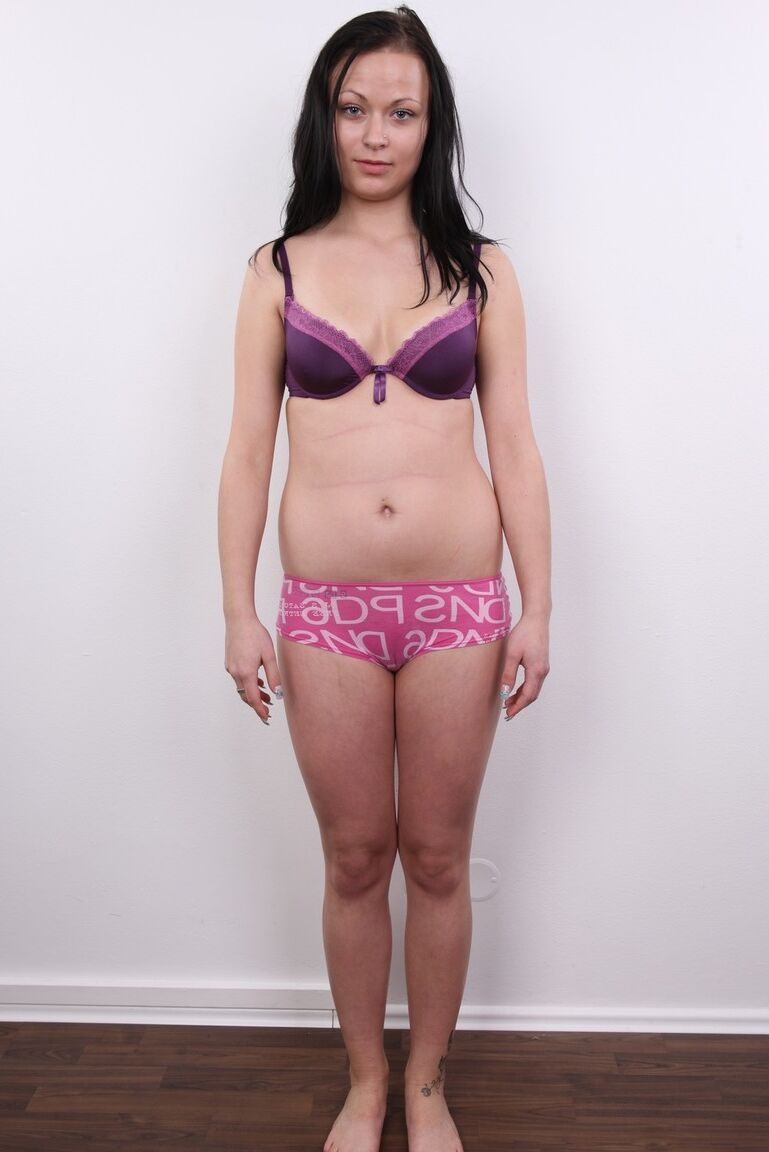 20P A adolescente morena Nikola lentamente tira a roupa para suas primeiras poses nuas