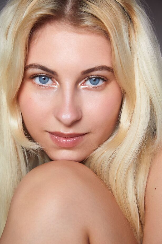 18P A adolescente loira de olhos azuis Lilly Bella libera seu corpo lindo com um vestido curto