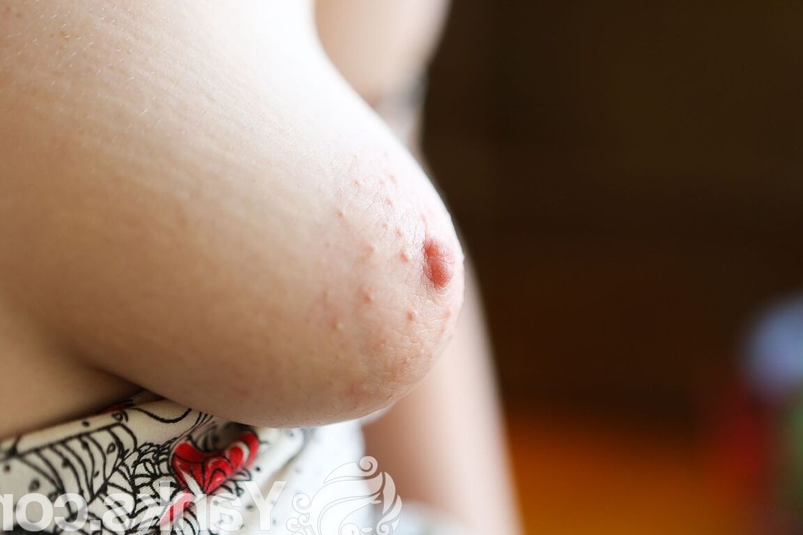17P 大きな乳首を持つブルネットのひよこ BeeBee Gunn がキッチンで毛むくじゃらの陰部を明らかにする