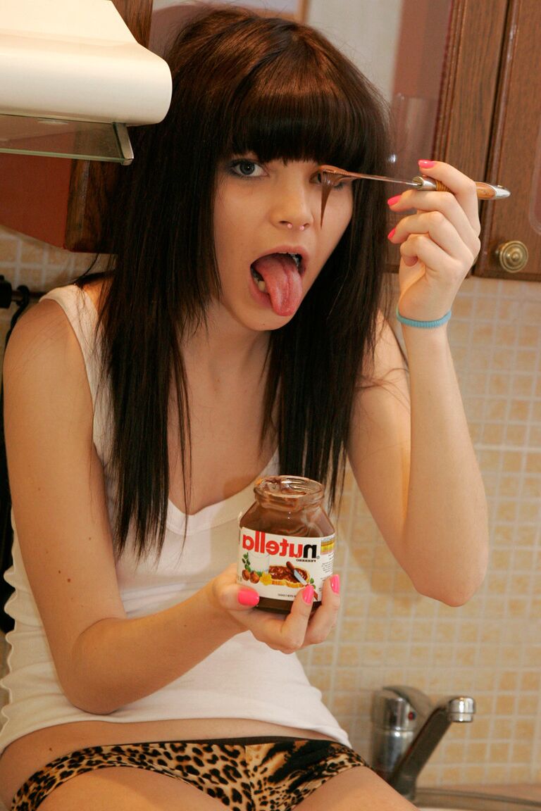 15P La linda joven Kaira 18 se desnuda mientras se unta con chocolate para untar