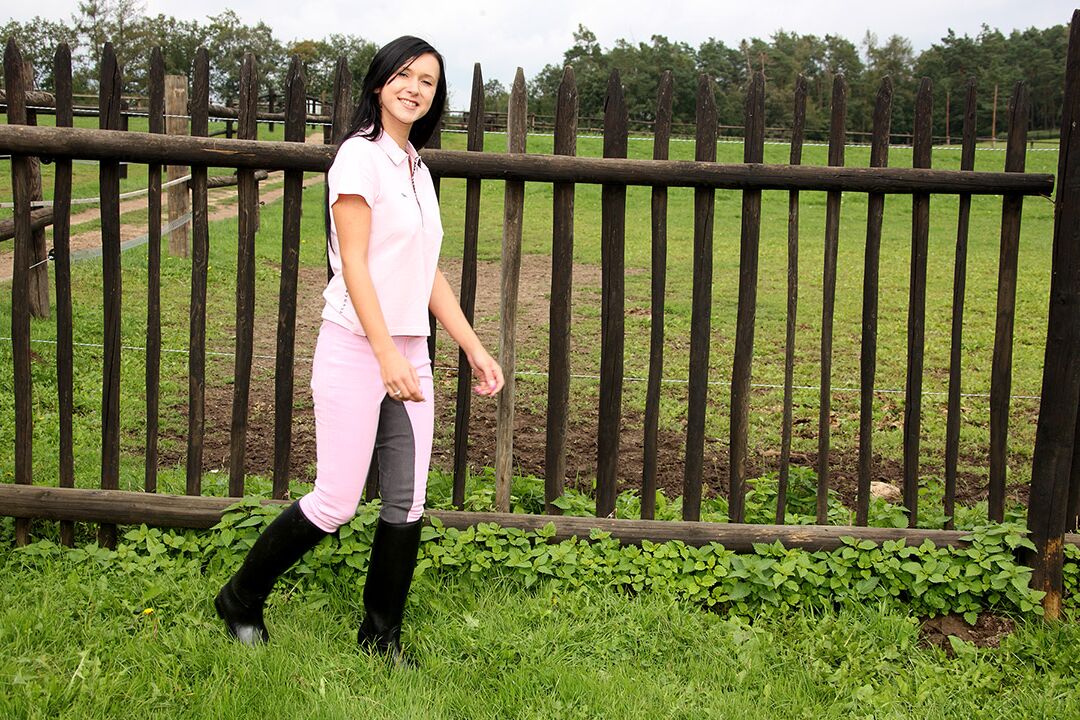 16P 乗馬服を着たブルネットのティーンがディルドの前に馬のパドックに迷い込む