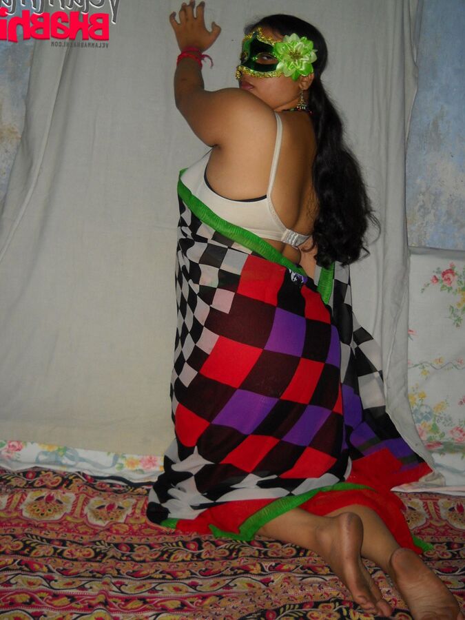 12P Velamma Bhabhi, femme indienne en surpoids, montre ses seins et sa chatte avec un masque