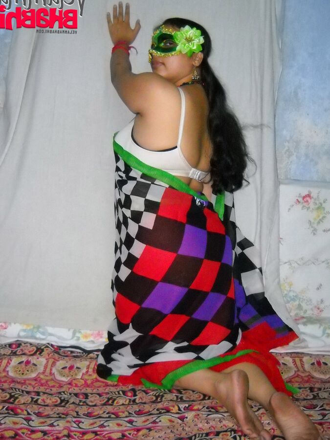 12P Velamma Bhabhi, femme indienne en surpoids, montre ses seins et sa chatte avec un masque