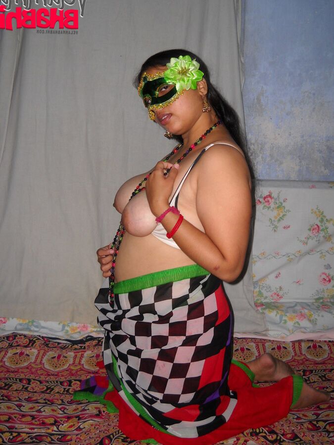 12P Velamma Bhabhi, femme indienne en surpoids, montre ses seins et sa chatte avec un masque