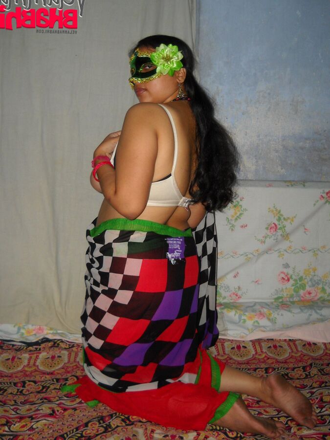 12P Velamma Bhabhi, femme indienne en surpoids, montre ses seins et sa chatte avec un masque