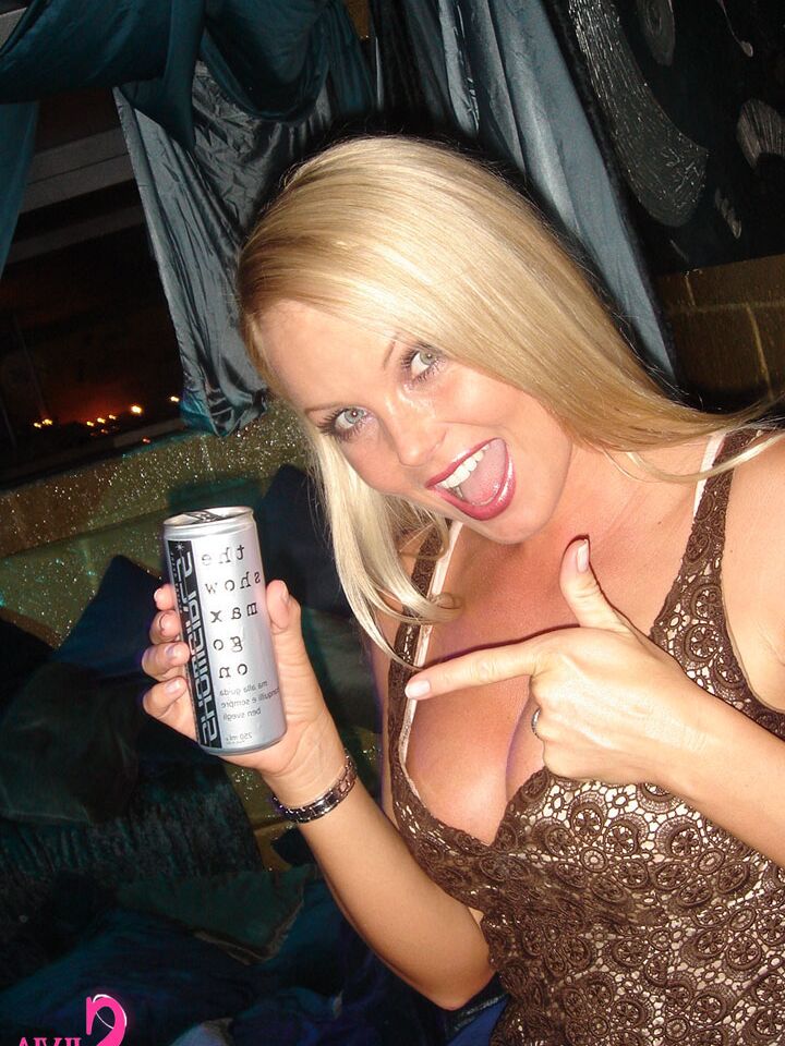 15P милфа-блондинка Silvia Saint полностью одетая позирует