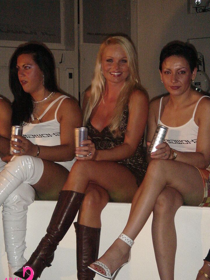 15P милфа-блондинка Silvia Saint полностью одетая позирует