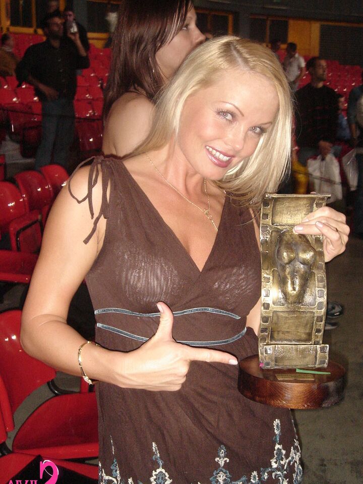 15P милфа-блондинка Silvia Saint полностью одетая позирует