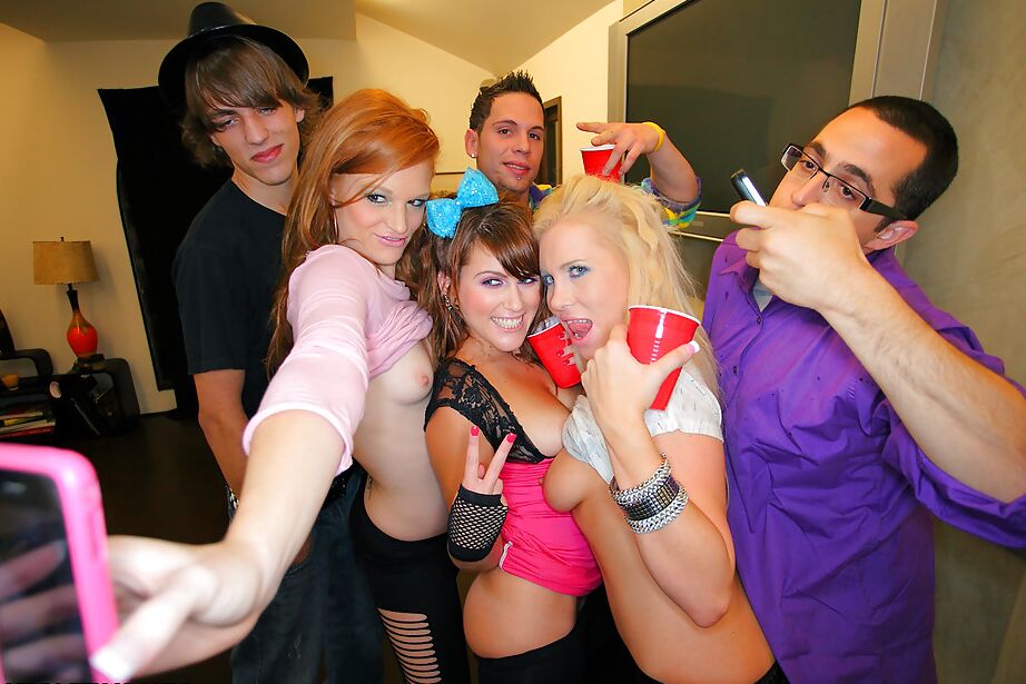 16P Las jóvenes Ginger y Sasha se besan y follan duro en la fiesta