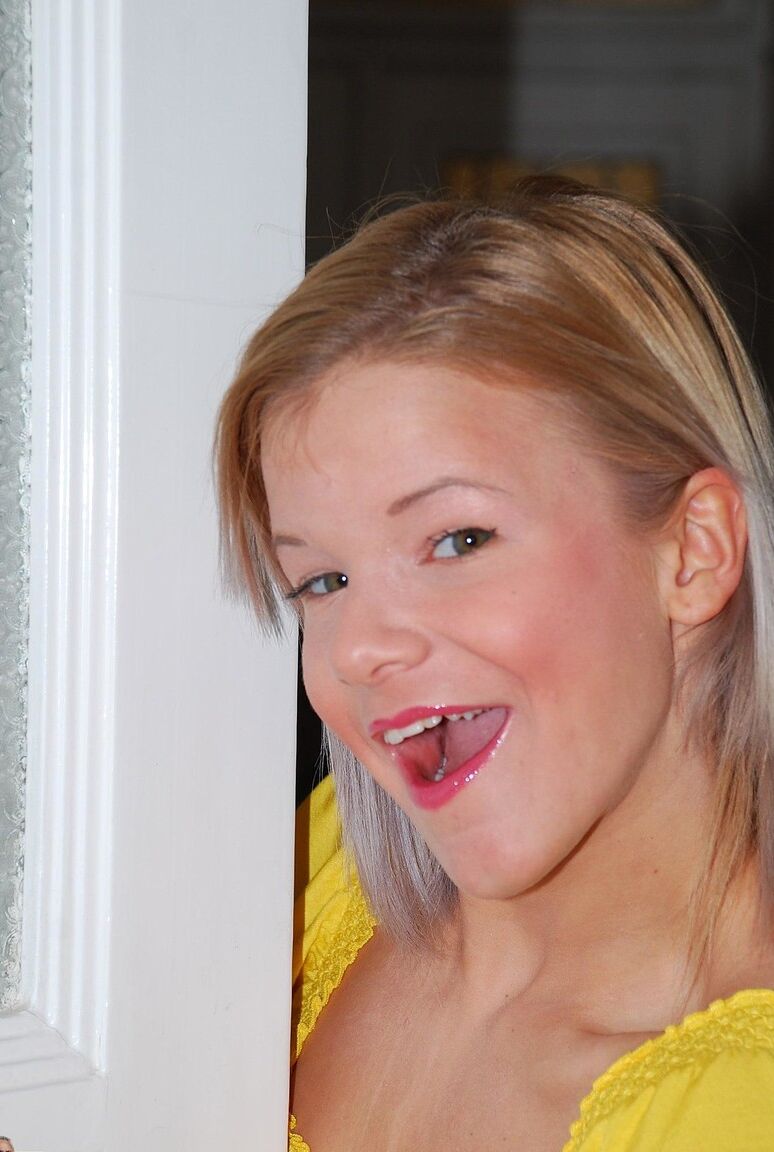 17P La linda joven rubia Bianka F separa los labios de su coño con calcetines y tacones rosas