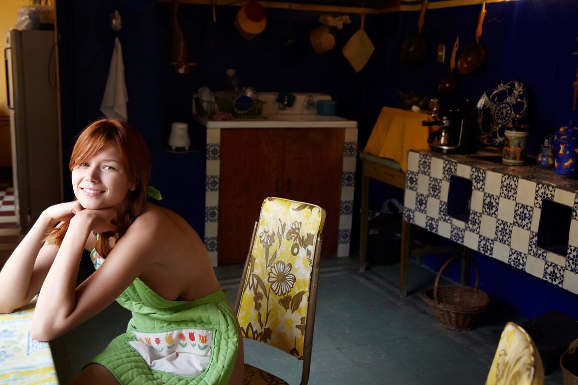 17P A atraente ruiva Kami brinca com sua doce vagina aparada na cozinha