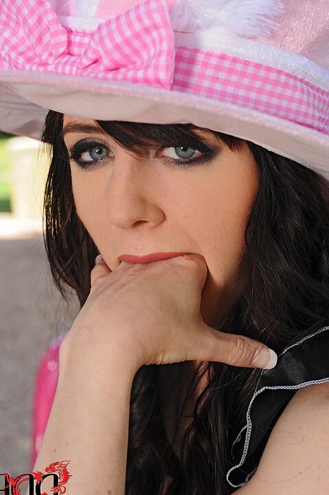 16P La Britannique Samantha Bentley crache pour baver après s'être godée la bouche