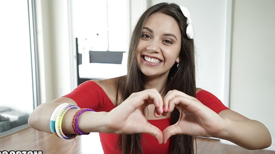16P morena vestida menina solo Lucy Doll revelando peitos pequenos de adolescente
